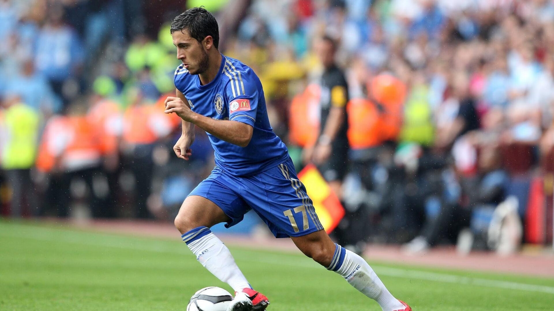 弗赖堡中后场连线构建稳定体系,弗赖堡主帅